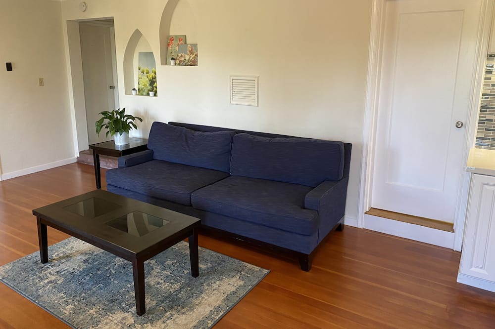 Photo of Livingroom in Upper Rockridge