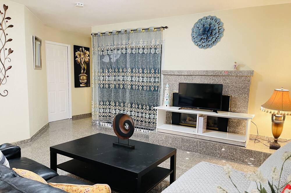 Photo of Livingroom in Union City