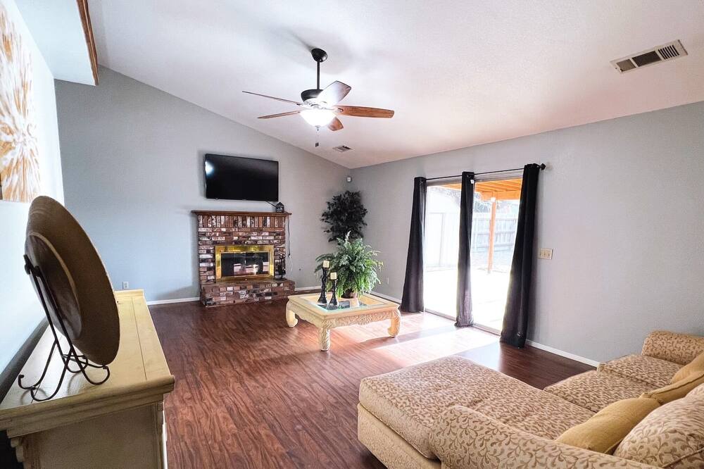 Photo of Livingroom in Tulare