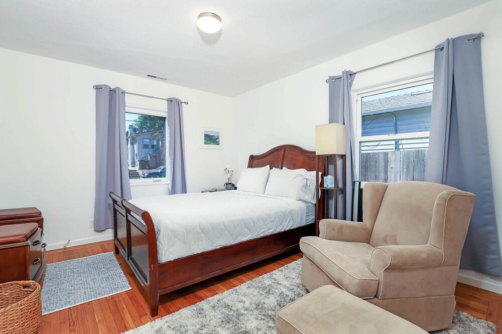 Photo of Bedroom in Oakland