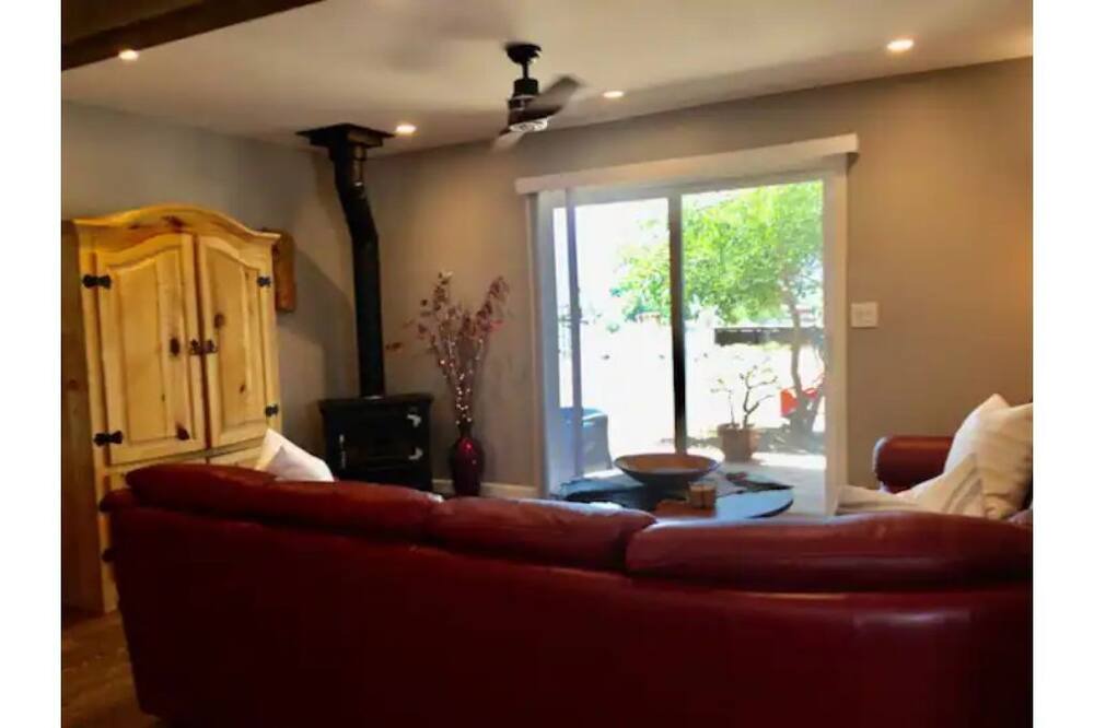 Photo of Livingroom in Johnson Lane