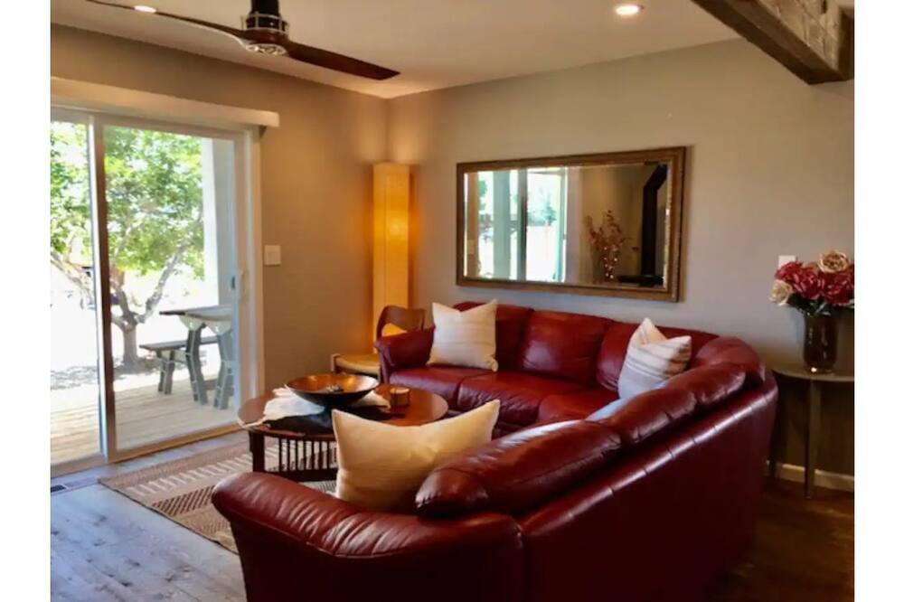 Photo of Livingroom in Johnson Lane