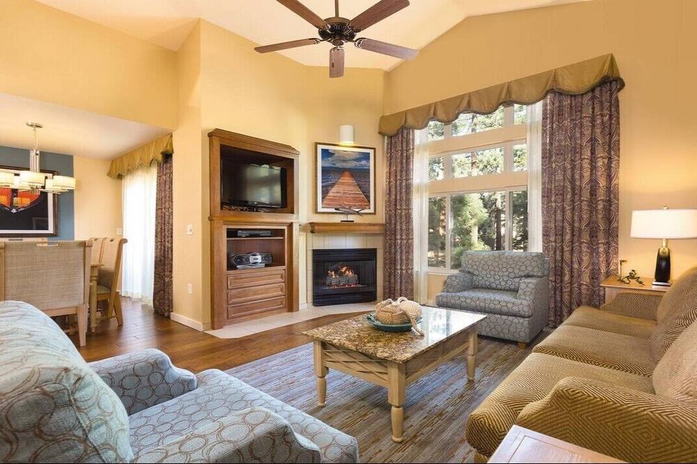 Photo of Livingroom in Round Hill Village