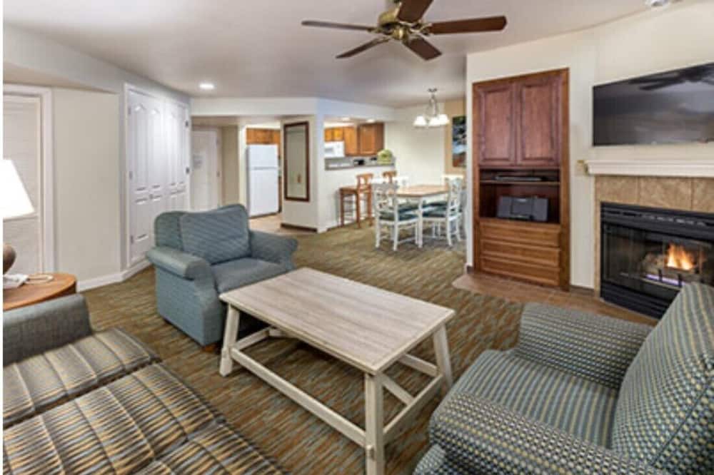 Photo of Livingroom in Round Hill Village