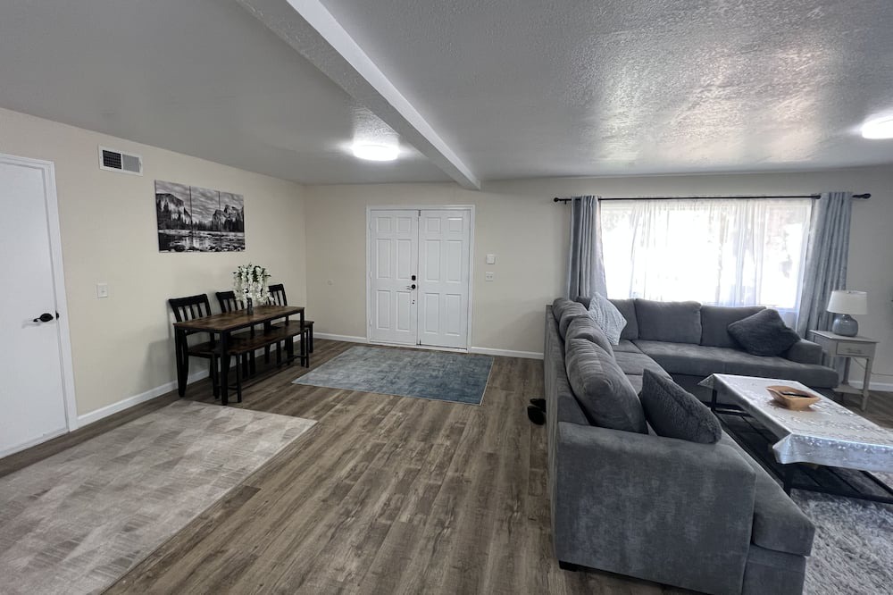 Photo of Livingroom in Frazier Park