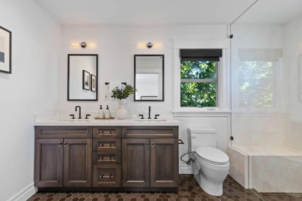 Photo of Bathroom in Burlingame Terrace
