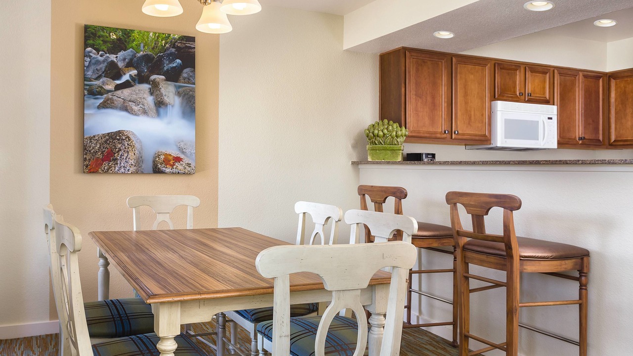Photo of Livingroom in Round Hill Village