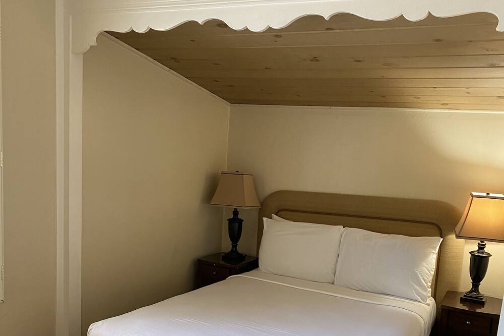 Photo of Bedroom in Northeast Carmel