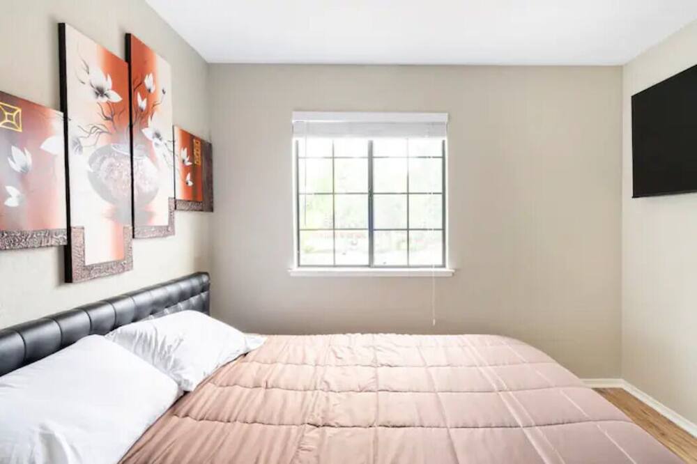 Photo of Bedroom in Raisin