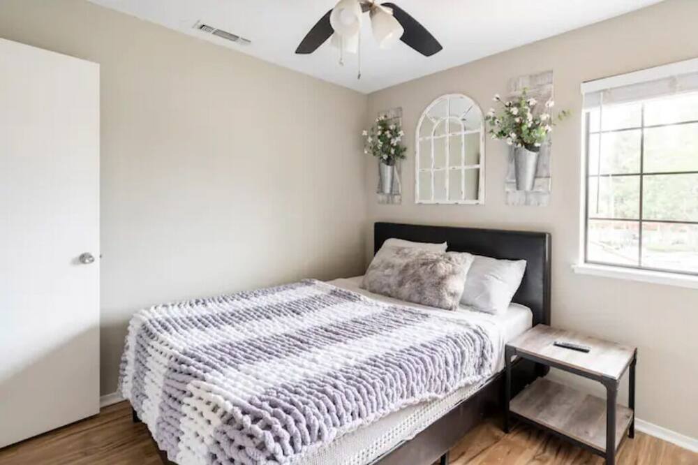 Photo of Bedroom in Raisin