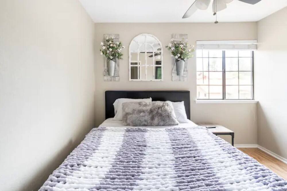 Photo of Bedroom in Raisin