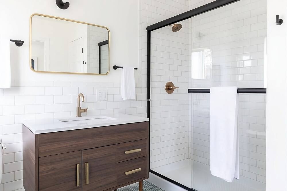 Photo of Bathroom in Piedmont Avenue