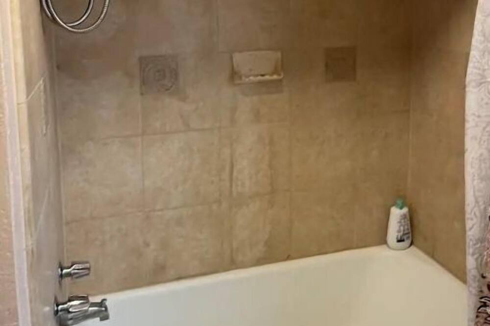 Photo of Bathroom in Raisin