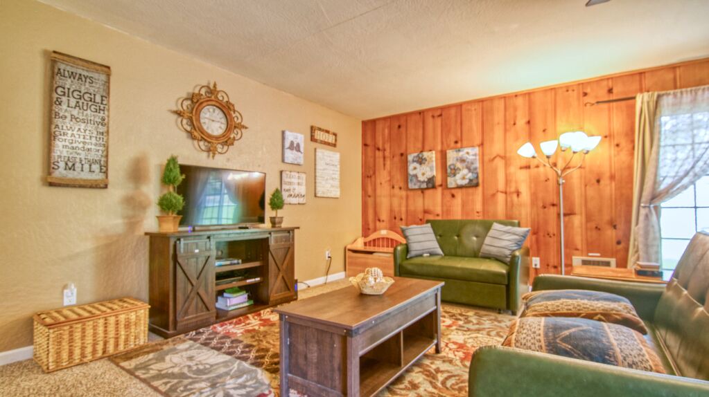 Photo of Livingroom in Groveland