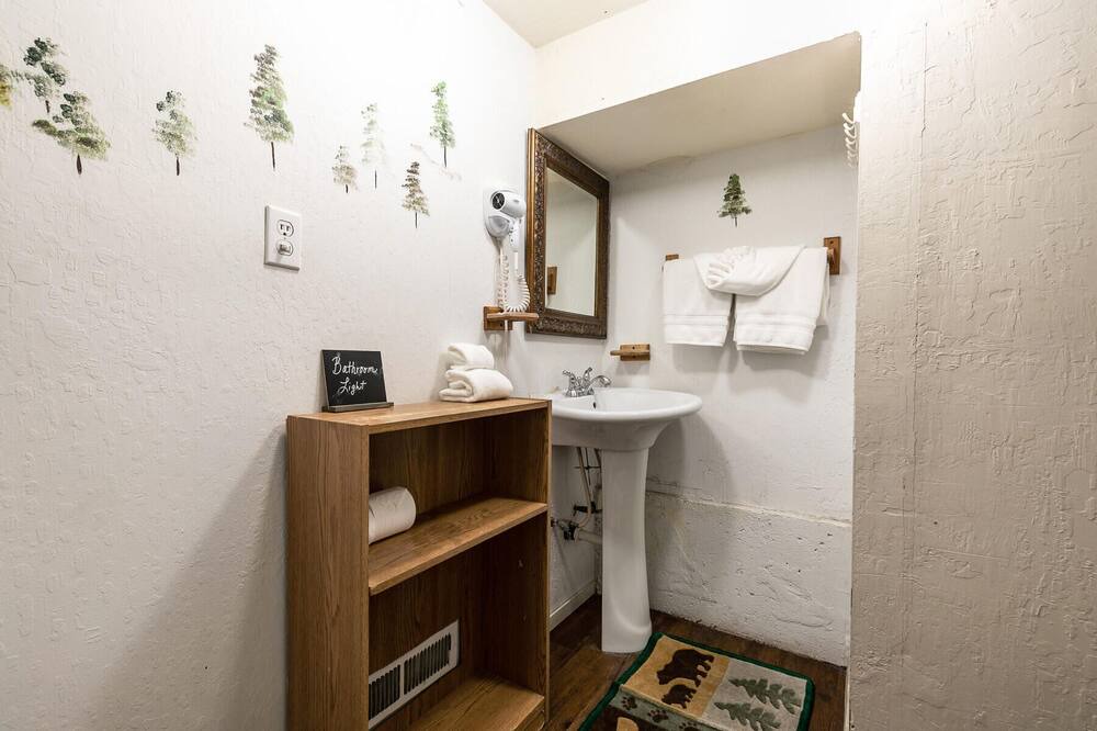 Photo of Bathroom in Kingswood Estates