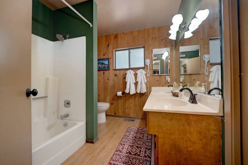 Photo of Bathroom in Kingswood Estates