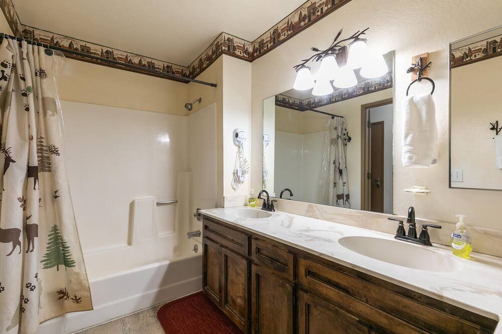 Photo of Bathroom in Kingswood Estates