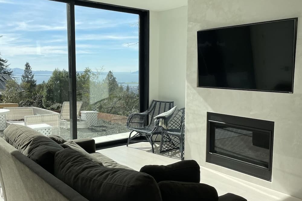 Photo of Livingroom in Berkeley Hills