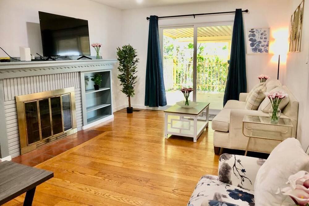 Photo of Livingroom in Ashland