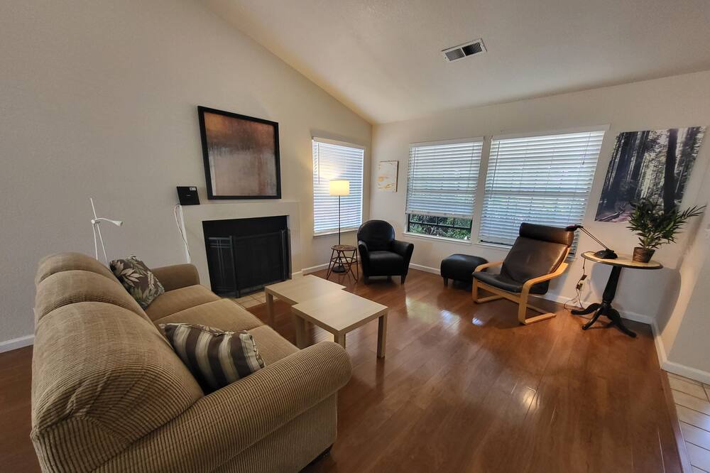 Photo of Livingroom in Davis