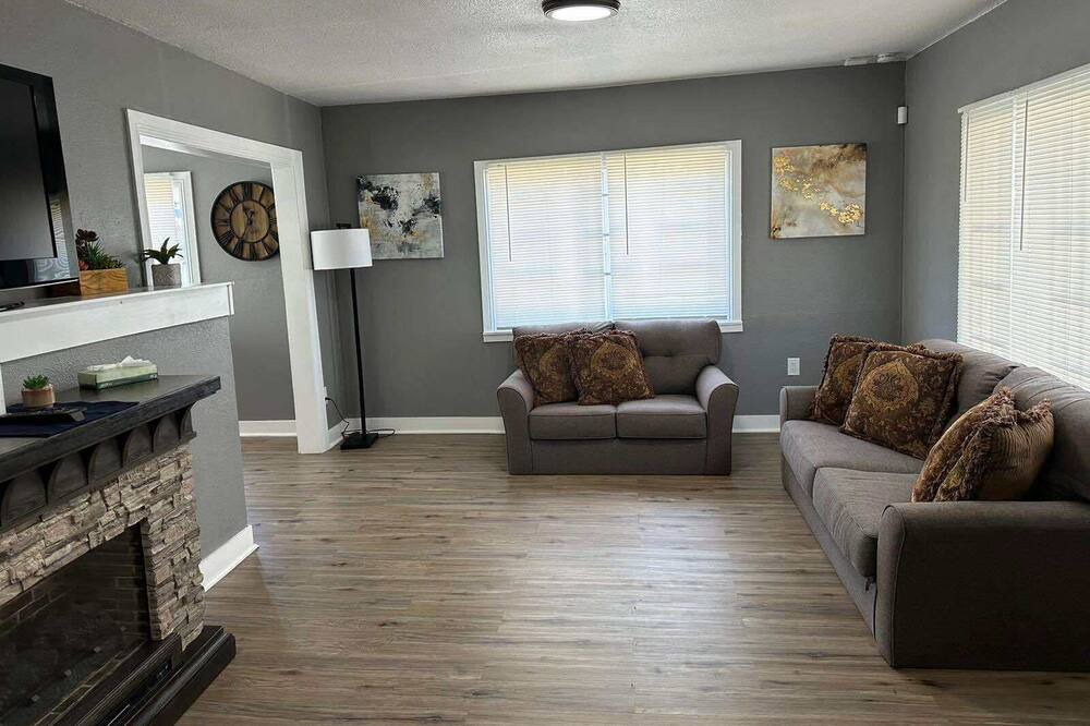 Photo of Livingroom in Oakland