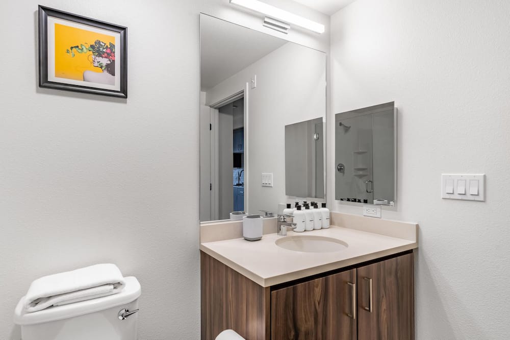 Photo of Bathroom in Oakland Ave - Harrison St