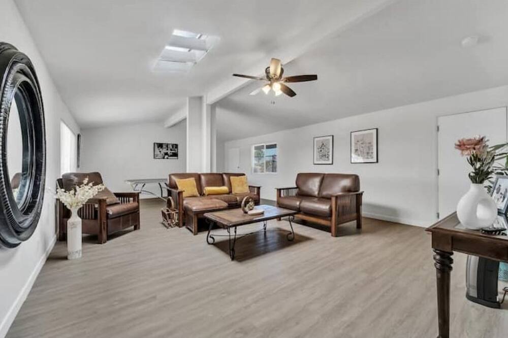 Photo of Livingroom in California City