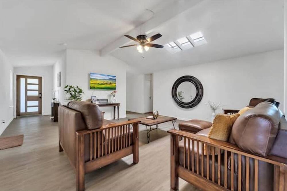 Photo of Livingroom in California City
