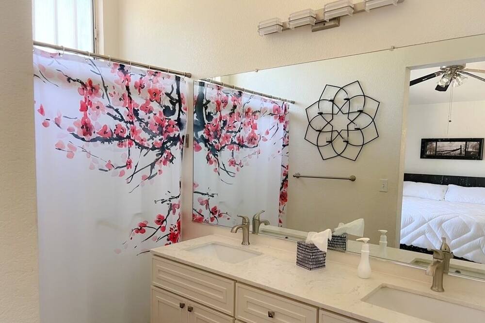 Photo of Bathroom in Valley Oak