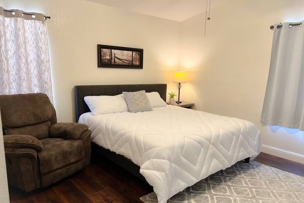 Photo of Bedroom in Valley Oak