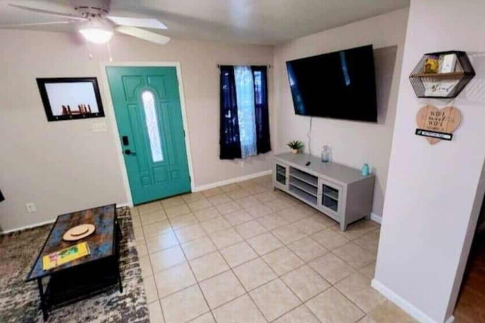 Photo of Livingroom in Exeter