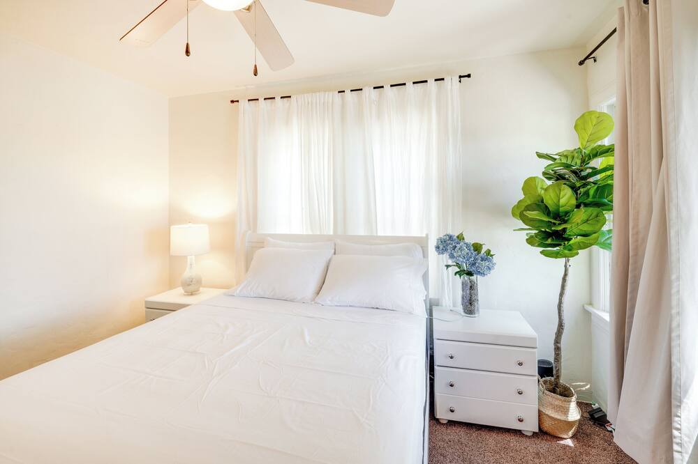 Photo of Bedroom in Oleander - Sunset