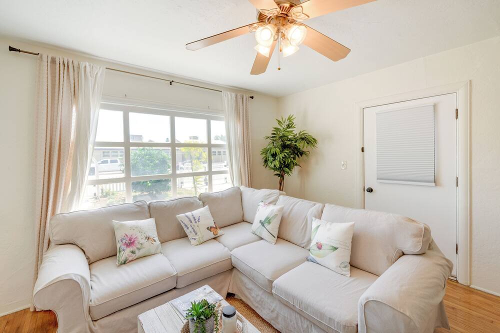 Photo of Livingroom in Oleander - Sunset