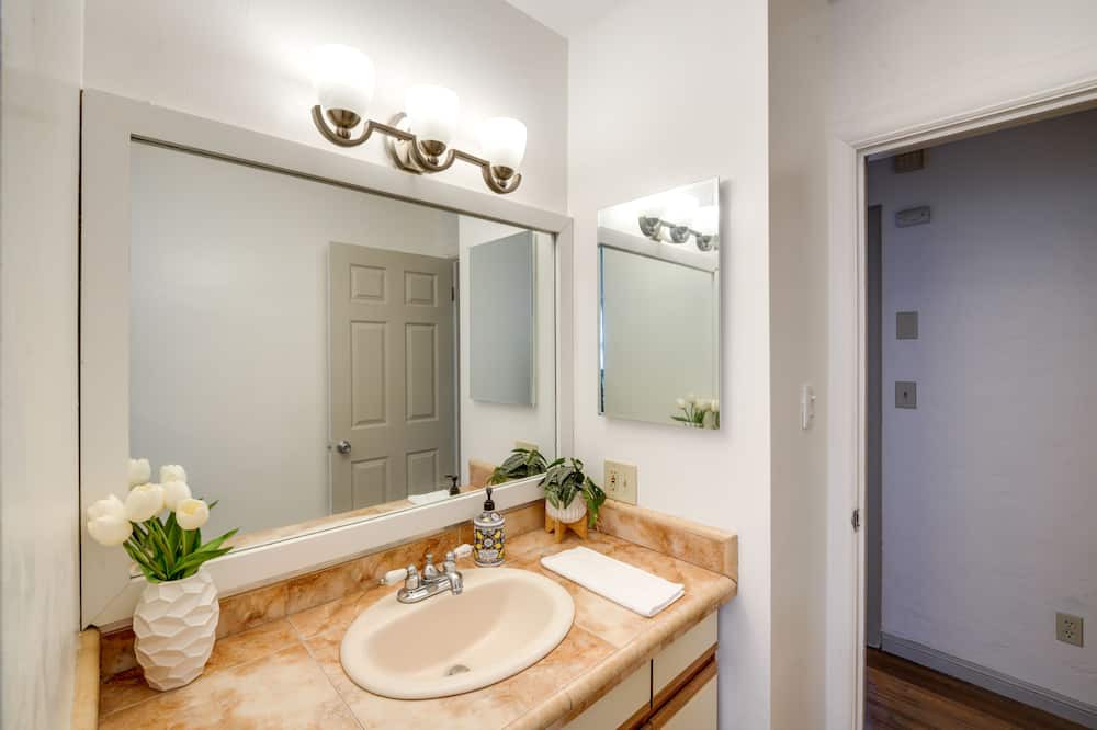 Photo of Bathroom in Oleander - Sunset