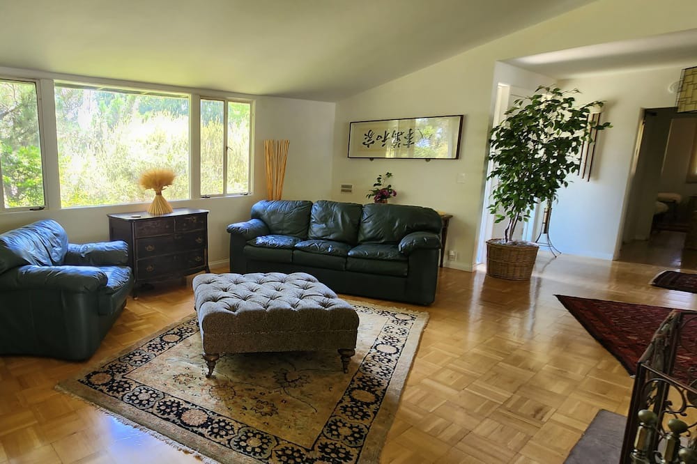 Photo of Livingroom in Altadena