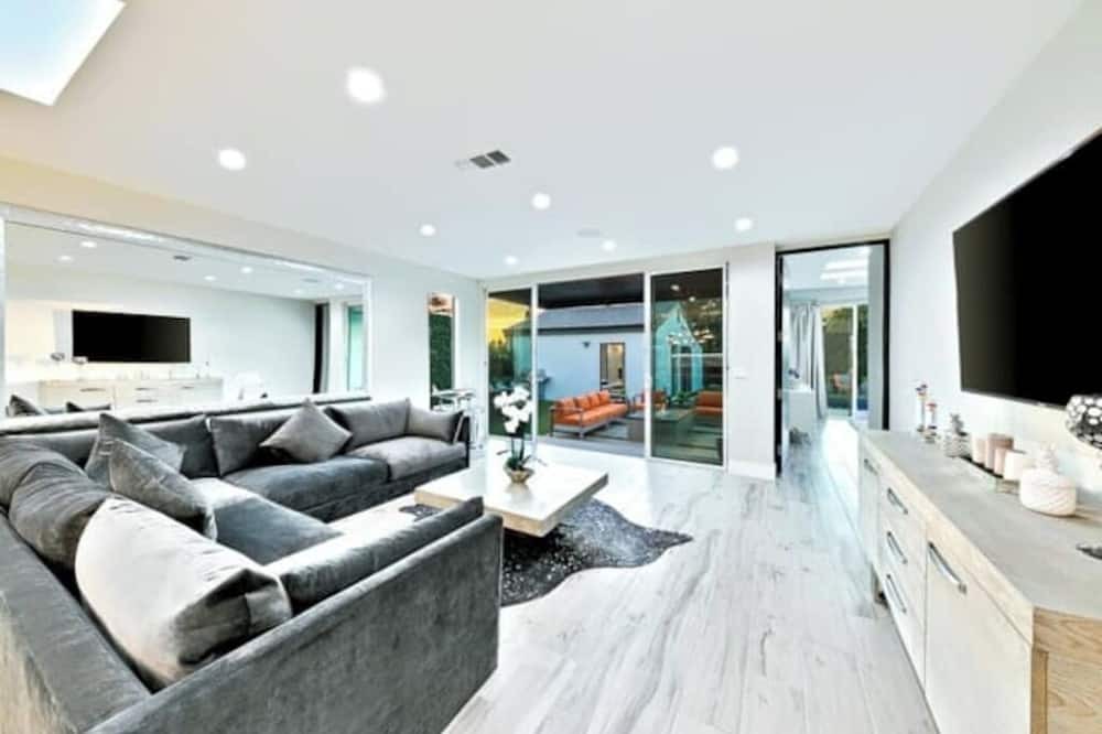 Photo of Livingroom in Faircrest Heights