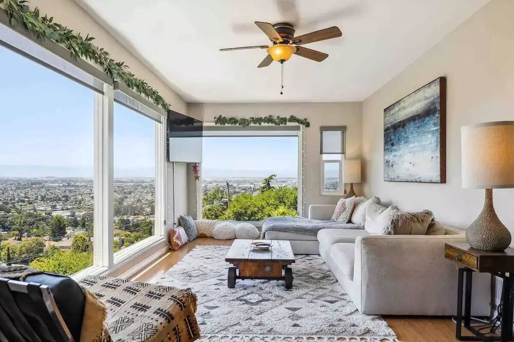 Photo of Livingroom in Oakland