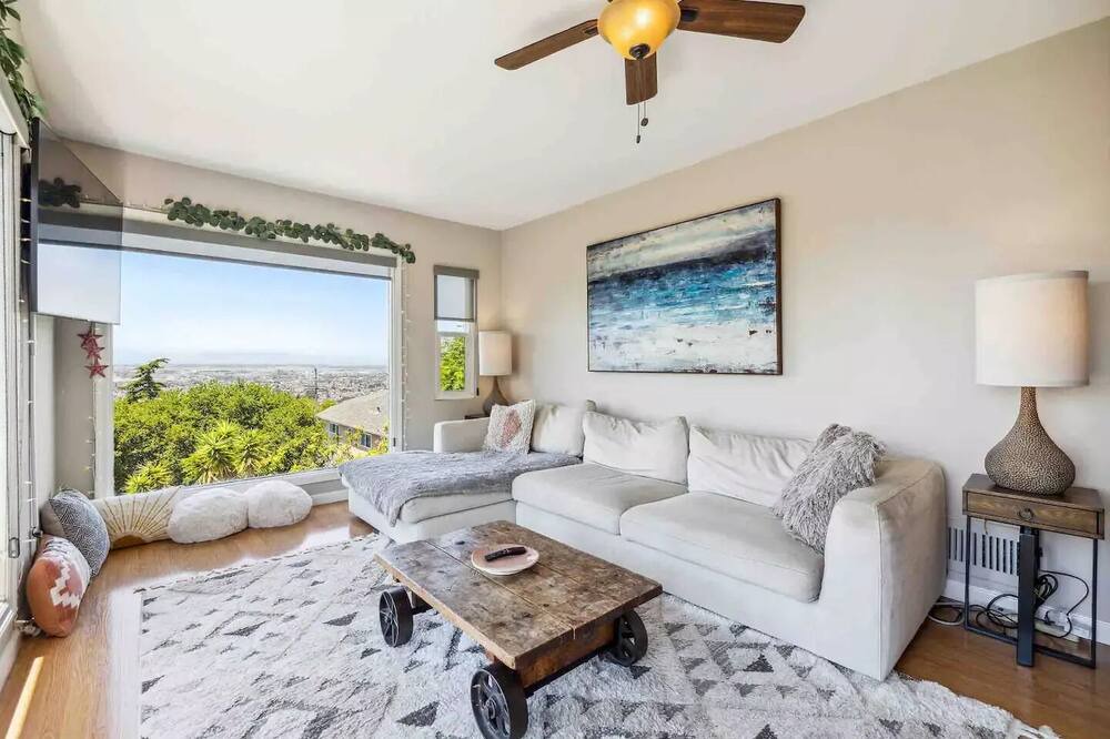 Photo of Livingroom in Oakland