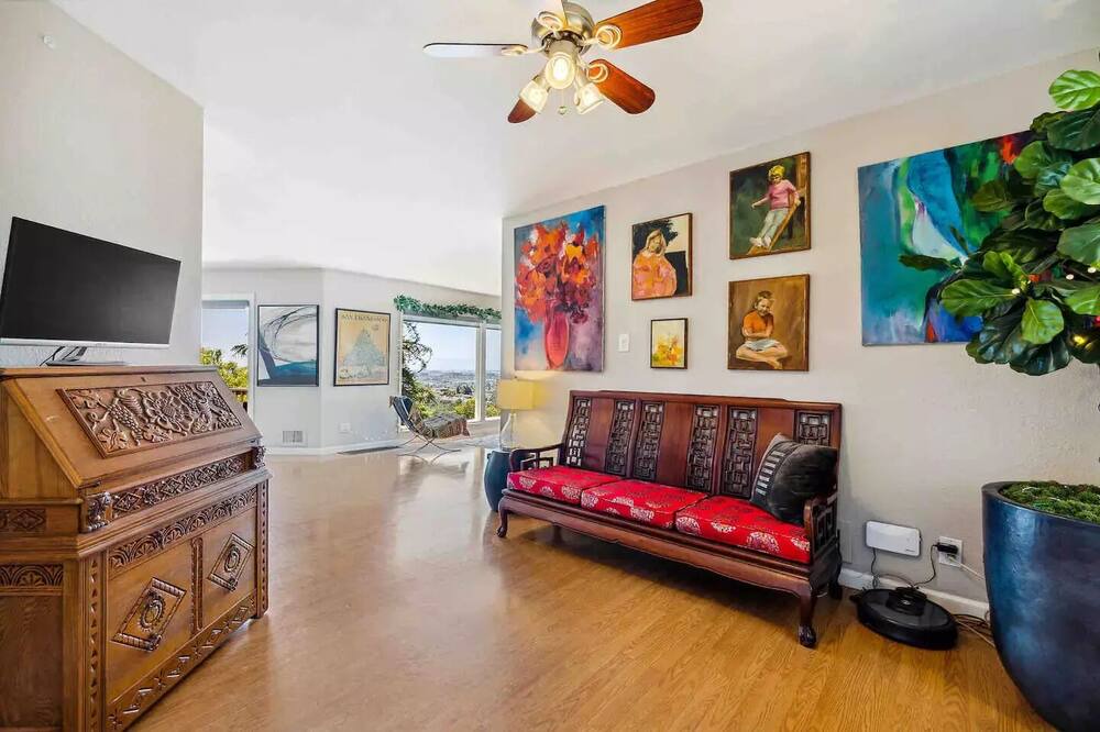 Photo of Livingroom in Oakland
