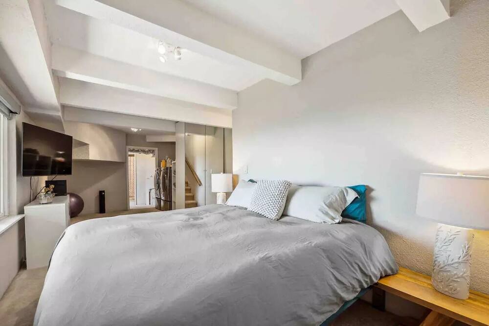 Photo of Bedroom in Oakland