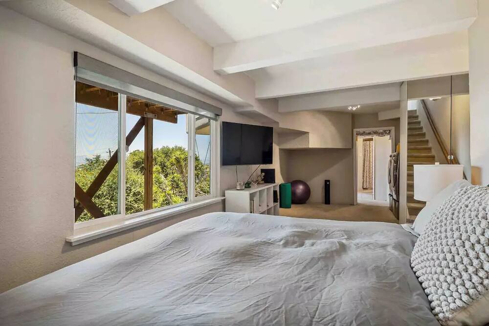 Photo of Bedroom in Oakland