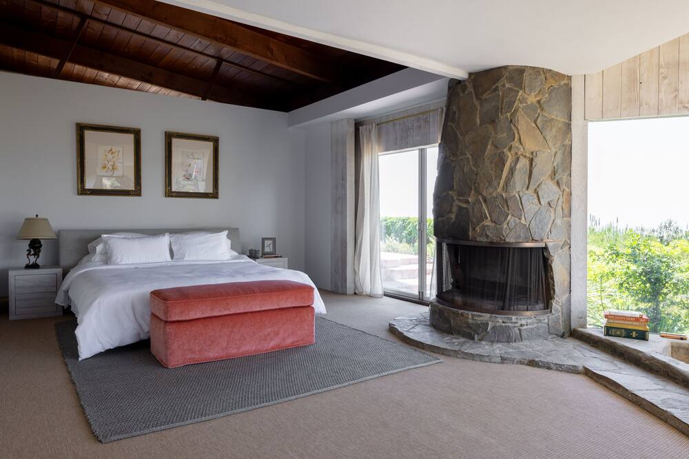 Photo of Bedroom in Beverly Glen