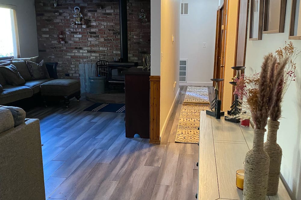 Photo of Livingroom in Apple Hill