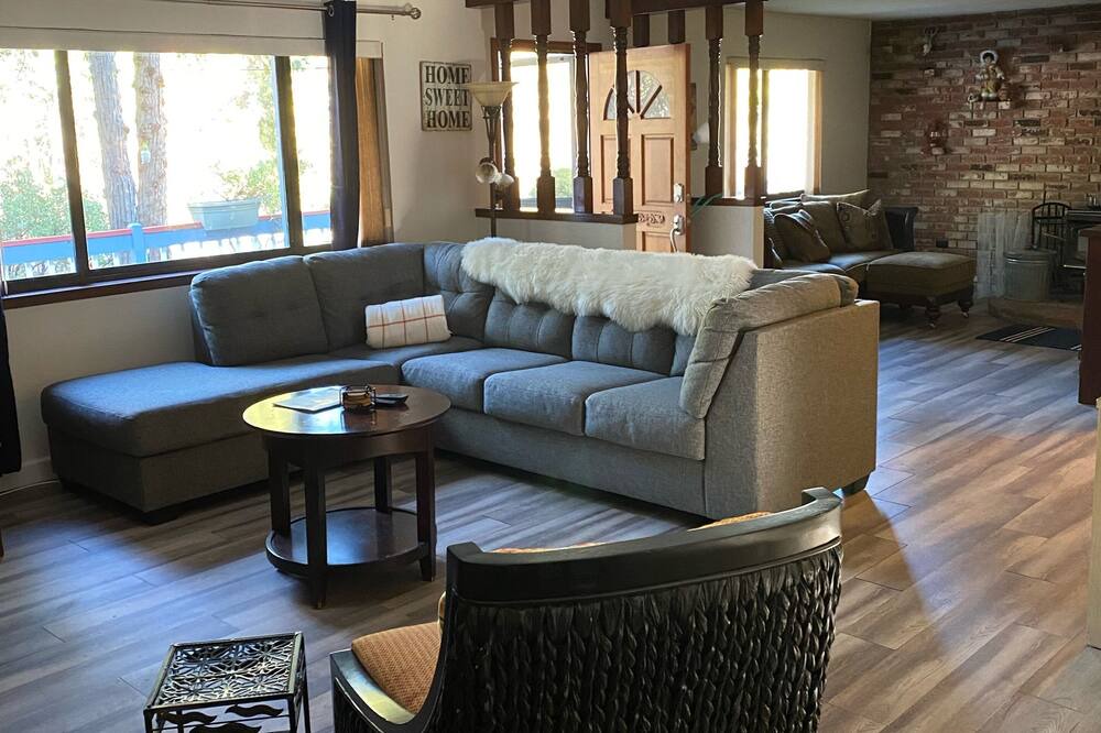 Photo of Livingroom in Apple Hill