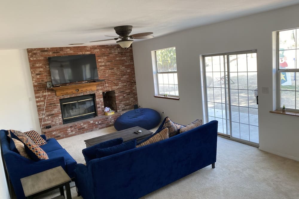 Photo of Livingroom in Bakersfield