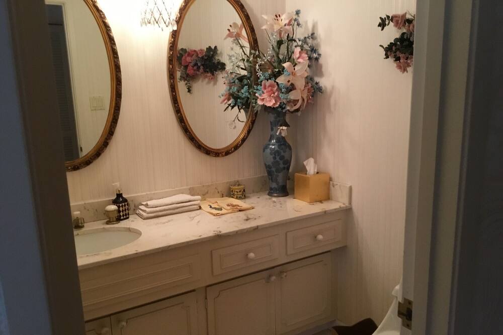 Photo of Bathroom in Lakeview