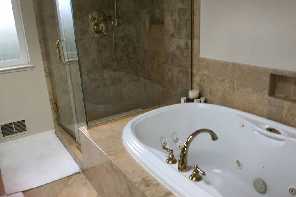 Photo of Bathroom in Lakeview