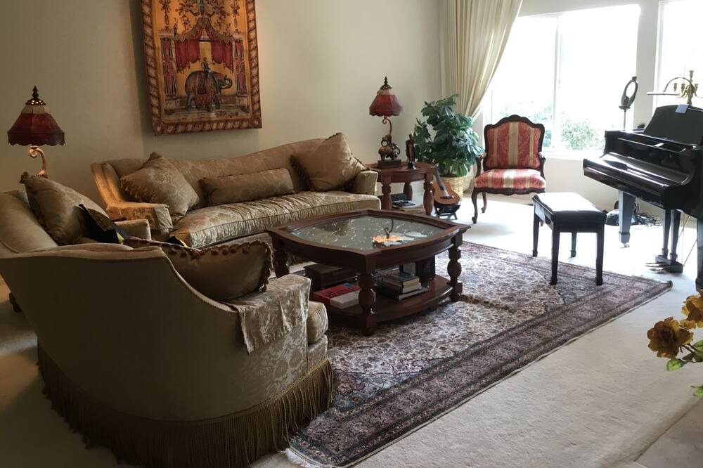 Photo of Bedroom in Lakeview