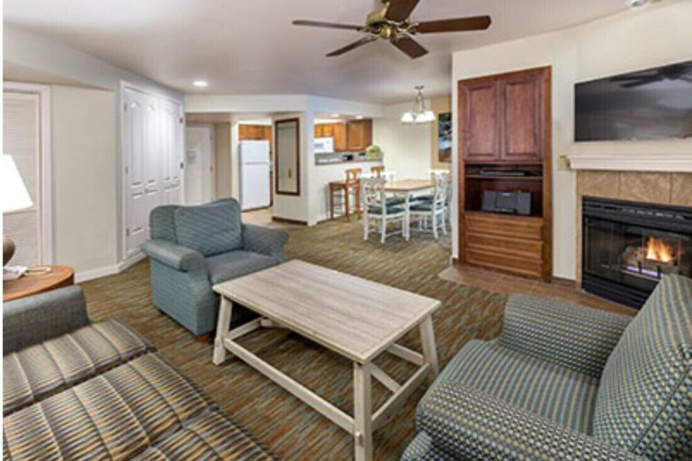 Photo of Livingroom in Round Hill Village