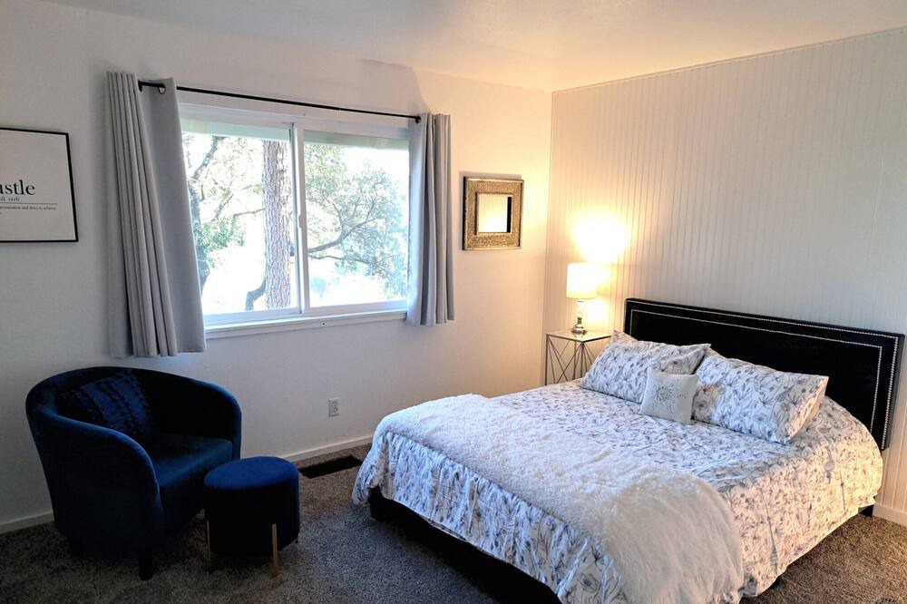 Photo of Bedroom in Groveland